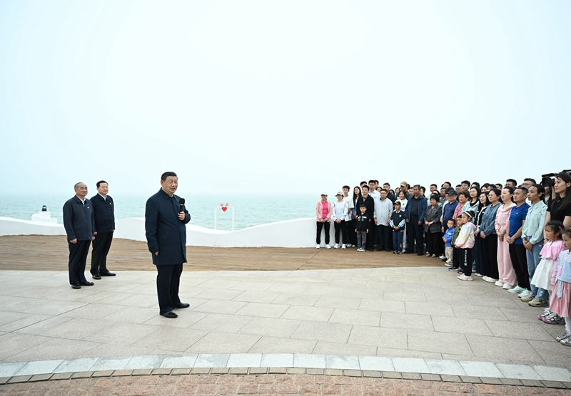 5月22日至24日，中共中央總書記、國家主席、中央軍委主席習近平在山東考察。這是22日下午，習近平在日照市陽光海岸綠道同市民和游客親切交流。