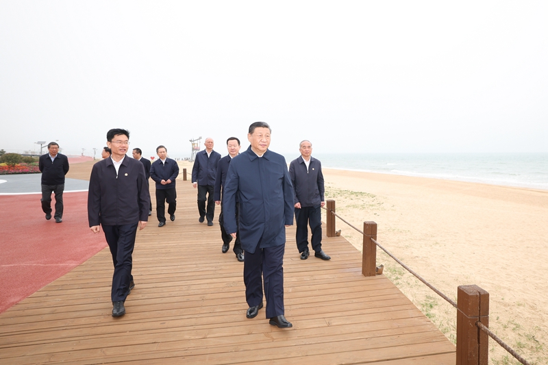 5月22日至24日，中共中央總書記、國家主席、中央軍委主席習近平在山東考察。這是22日下午，習近平在日照市陽光海岸綠道考察。