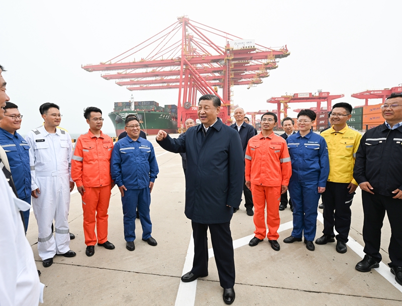 ??5月22日至24日，中共中央總書記、國家主席、中央軍委主席習近平在山東考察。這是22日下午，習近平在日照港親切慰問港口科技工作者、運營人員、航運人員。 