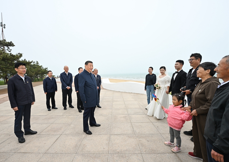 5月22日至24日，中共中央總書記、國家主席、中央軍委主席習近平在山東考察。這是22日下午，習近平在日照市陽光海岸綠道同市民親切交流。
